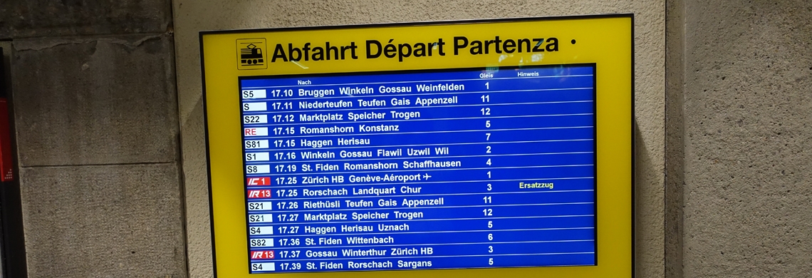 Bildschirm der SBB mit Abfahrtszeiten der Züge am HB St.Gallen